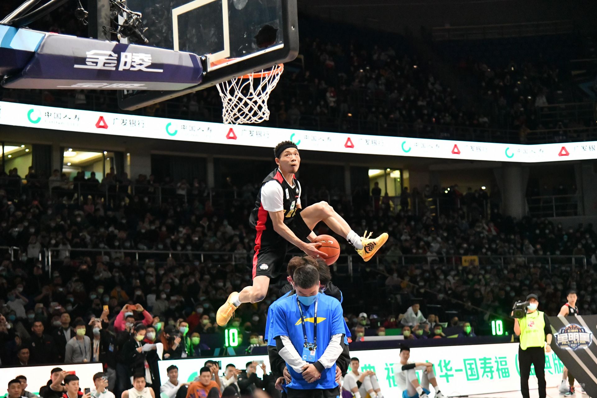 特别是在比 特别是在比